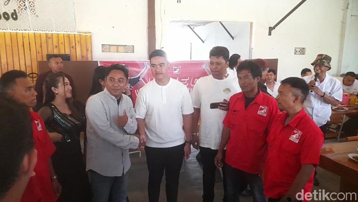 Calon Ketua Umum PSI, Kaesang Pangarep, saat melakukan konsolidasi dukungan dengan kader PSI 3 daerah di Brebes, Rabu (16/7/2025).
