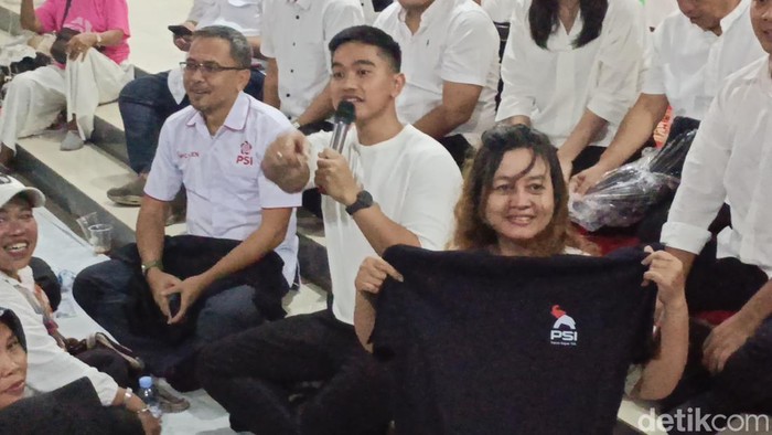 Kaesang Pangarep mendatangi kantor DPW PSI Jawa Tengah dan bertemu kader salam rangka kampanye sebagai salah satu calon Ketua Umum PSI.