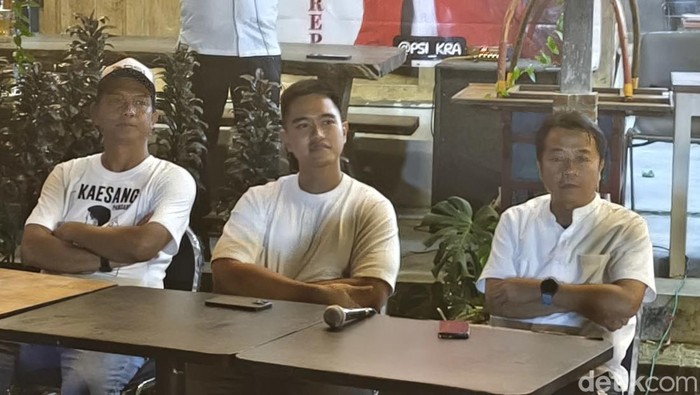 Ketua Umum PSI, Kaesang Pangarep, saat ketemu kader PSI di wedangan Mbah Onggo, Karanganyar, Rabu (16/7/2025).