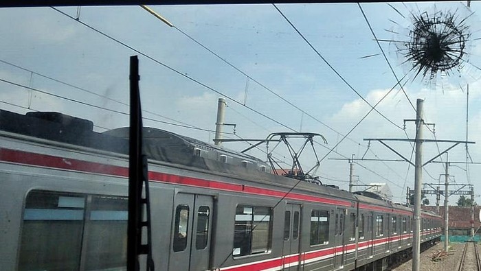 Insiden pelemparan batu terhadap rangkaian KRL terjadi lagi. Kali ini terjadi pada rangkaian Commuter Line Tanah Abang-Rangkasbitung. Merespon hal tersebut, KAI Commuter tengah mengejar pelaku pelemaran.