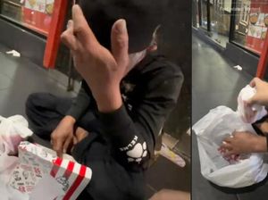 Kakek Ini Menangis Haru Setelah Diberi Makan saat Sedang Kelaparan