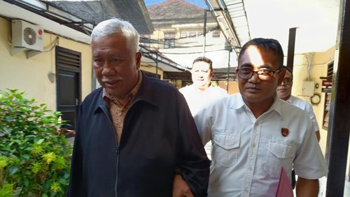 Kamaruddin, salah satu tersangka korupsi masker COVID-19 Diskop UMKM NTB digiring menuju Rutan Polresta Mataram untuk ditahan, Rabu (16/7/2025). (Abdurrasyid Efendi/detikBali)