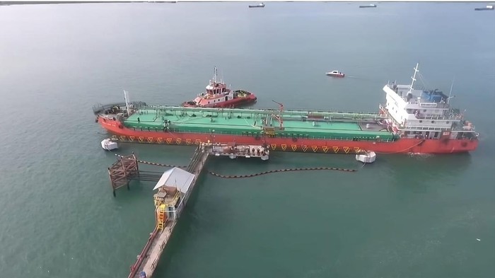 Kapal tanker pengangkut BBM Pertamina sudah bersandar di Pelabuhan Pulau Baai Bengkulu.