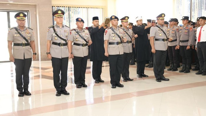 Kapolda Kepri Irjen Asep Safrudin memimpin serah terima jabatan pejabat utama di lingkungan Polda. (Dok humas Polda)