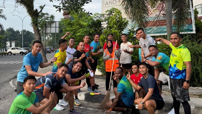 Kapolda Riau Irjen Herry Heryawan memberikan apresiasi kepada pasukan oranye yang membersihkan sampah di Kota Pekanbaru, Rabu (16/7/2025).