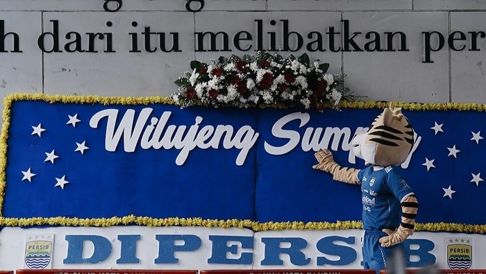 Karangan buang pengumuman pemain baru Persib.