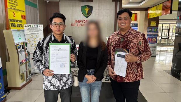 Karyawan bar di Surabaya diduga melakukan pelecehan terhadap pengunjung.