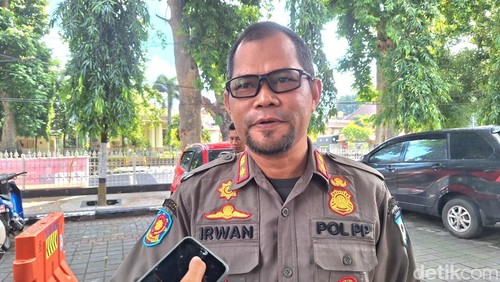 Kasat Pol PP Kota Mataram Irwan Rahadi saat diwawancarai, Rabu (16/7/2025)