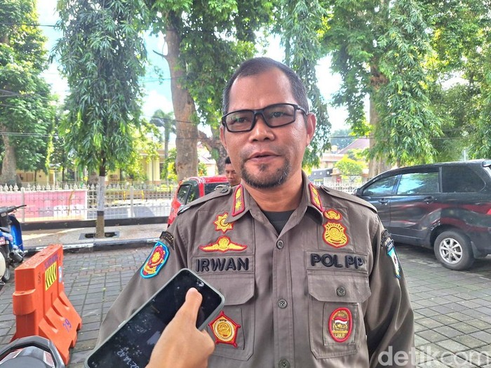 Kasat Pol PP Kota Mataram Irwan Rahadi saat diwawancarai, Rabu (16/7/2025)