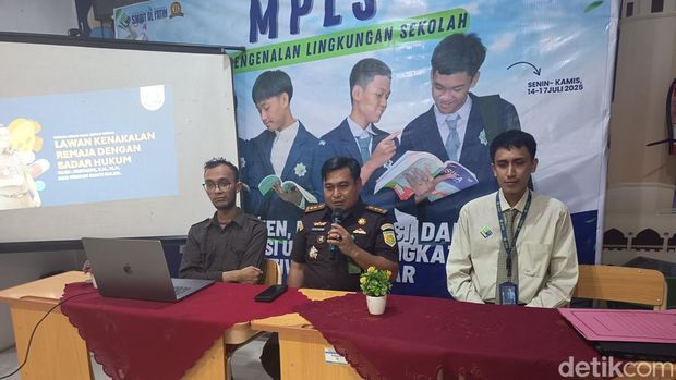 Kasi Penkum Kejati Sulsel Soetarmi mensosialisasikan bahaya narkoba saat MPLS SMAIT Al Fatih Makassar.