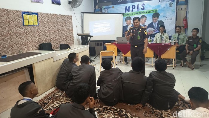 Kasi Penkum Kejati Sulsel Soetarmi mensosialisasikan bahaya narkoba saat MPLS SMAIT Al Fatih Makassar.