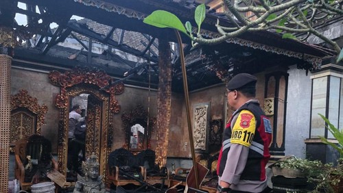 Kebakaran di kamar suci milik warga di Banjar Peneng, Desa Mekarsari, Kecamatan Baturiti, Tabanan, Rabu (16/7/2025) petang.