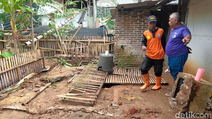 Kondisi sumur lokasi bapak-anak terperosok ke sumur sedalam 5 meter yang sudah ditutup di Desa Pejogol, Kecamatan Cilongok, Kabupaten Banyumas, Rabu (16/7/2025).
