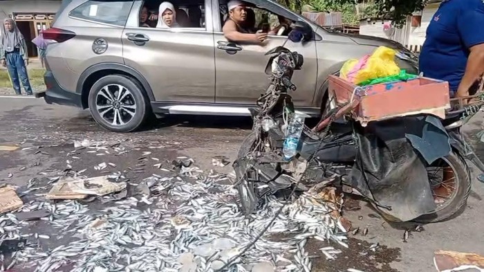 Kecelakaan maut terjadi di Jalan Trans Sulawesi tepatnya di Desa Ipilo, Kecamatan Wanggarasi, Kabupaten Pohuwato, Gorontalo.