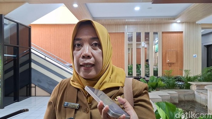 Kepala Dinas PUPR Kota Mataram Lale Widiahning saat diwawancarai di Mataram, Selasa (15/7/2025). (Nathea Citra/detikBali)