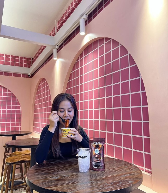 Keseruan Mayang Lucyana Saat Makan-makan di Luar Negeri Keseruan Mayang Lucyana Saat Makan-makan di Luar Negeri