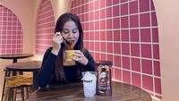 Selain fokus berkarir menjadi musisi, adik dari mendiang Vanessa Angel ini juga beberapa kali membagikan momen kegiatan lain, seperti saat kulineran di luar negeri. Foto: Instagram @mayaang.lucyana