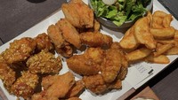 Pergi ke Korea belum afdol tanpa menikmati ayam goreng khas negara tersebut. Anak Doddy Sudrajat itu sempat mencoba empat macam varian rasa ayam goreng Korea yang disajikan  dengan kentang goreng dan salad. Foto: Instagram @mayaang.lucyana