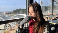 Kali ini Mayang sedang sarapan di Istanbul, Turki. Selain menu set, terdiri dari kentang dan lauk lain, Mayang juga menikmati segelas minuman. Foto: Instagram @mayaang.lucyana