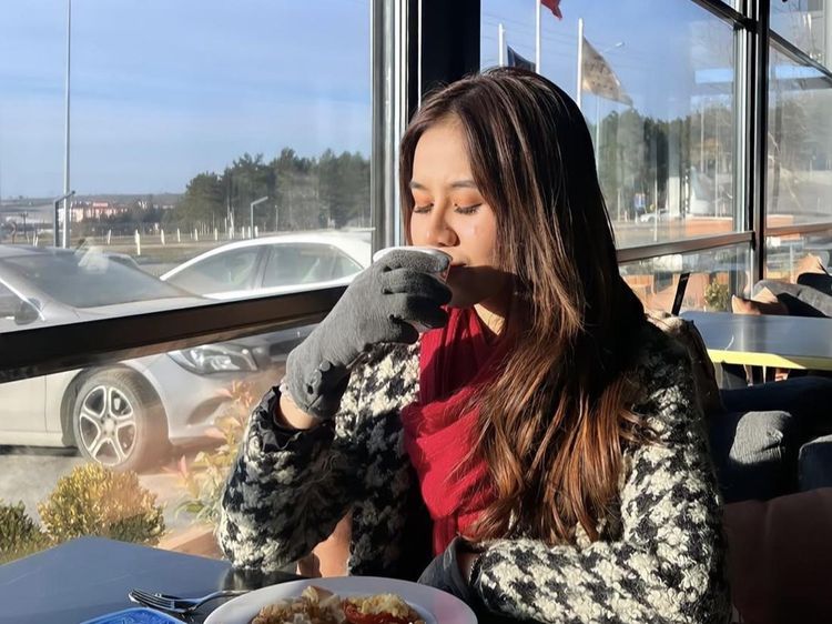 Keseruan Mayang Lucyana Saat Makan-makan di Luar Negeri