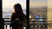 Di suhu minus 7 derajat celcius, wanita yang tertarik terjun ke dunia politik ini berpose dengan segelas minuman. Kira-kira minuman hangat apa ya itu? Foto: Instagram @mayaang.lucyana