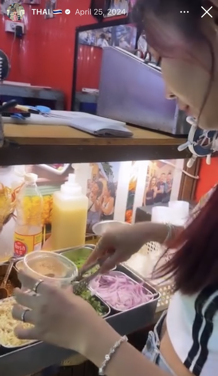 Keseruan Mayang Lucyana Saat Makan-makan di Luar Negeri Keseruan Mayang Lucyana Saat Makan-makan di Luar Negeri