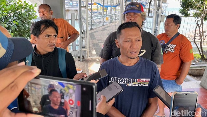 Ketua Asosiasi Sopir Logistik Indonesia (ASLI) Slamet Barokah saat diwawancarai sejumlah media di Pelabuhan Ketapang Banyuwangi