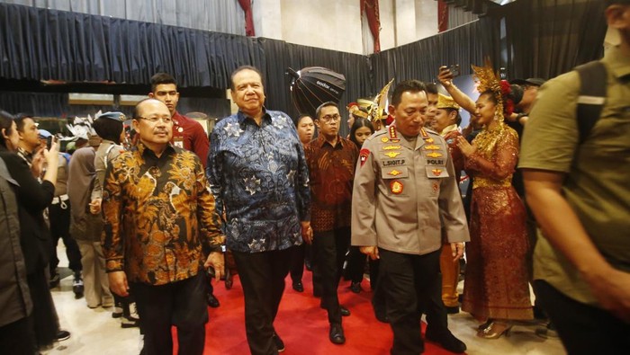 Ketua KY, Chairul Tanjung dan Kapolri saat memasuki lokasi acara Hoegeng Awards 2025(Rifkianto Nugroho/detikcom)
