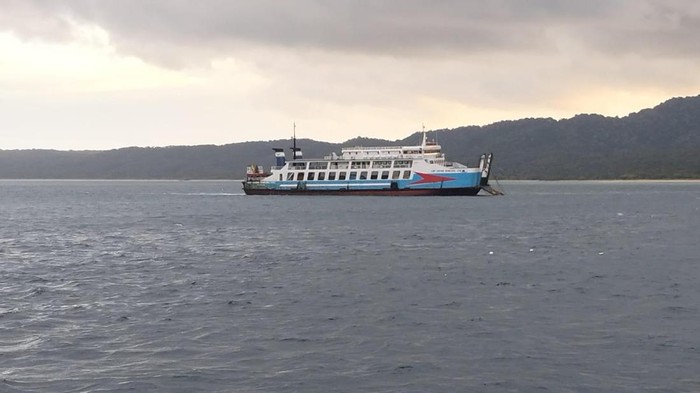 KMP Agung Samudera XVIII kandas di Selat Bali, Kabupaten Jembrana, Bali, Rabu (16/7/2025). (dok. Pos AL Gilimanuk)