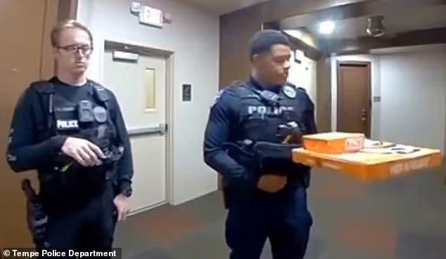 Kocak! Pizza Pelanggan Diantar Polisi gegara Ojol Pengantarnya Ditangkap
