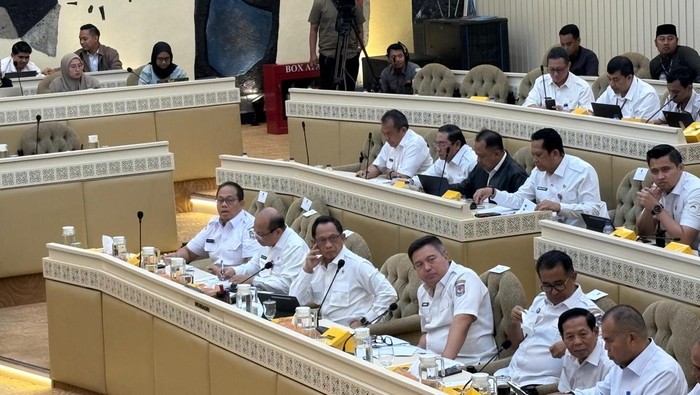 Komisi II DPR RI menggelar Rapat Kerja (Raker) bersama Menteri Dalam Negeri (Mendagri) Tito Karnavian.