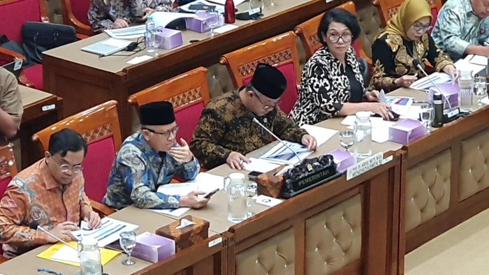 Komisi X DPR rapat dengan Mendikdasmen Abdul Muti, Rabu (16/7/2025).