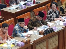 Video: Melly Goeslaw dan Giring Berbalas Nyanyi di Rapat DPR