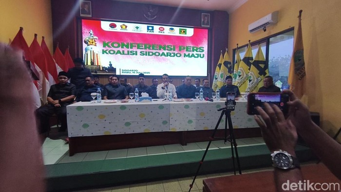 Konferensi pers Koalisi Sidoarjo Maju yang menolak laporan pertanggungjawaban Pemkab Sidoarjo atas pelaksanaan APBD Sidoarjo Tahun Anggaran 2024.
