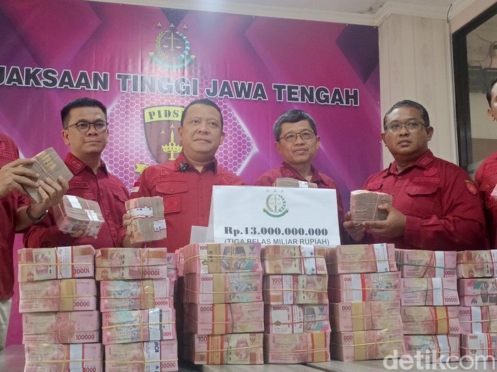 Penampakan uang Rp 13 miliar yang diterima Kejati Jateng, Rabu (16/7/2025). Uang itu dibayarkan saksi berkaitan dugaan korupsi pengadaan tanah di Cilacap.