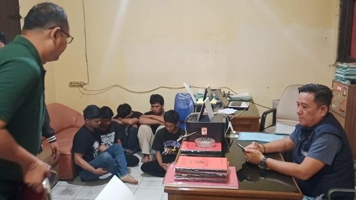 Lima pelaku pengeroyok Bagus saat diamankan di Polsek IT 1 Palembang.