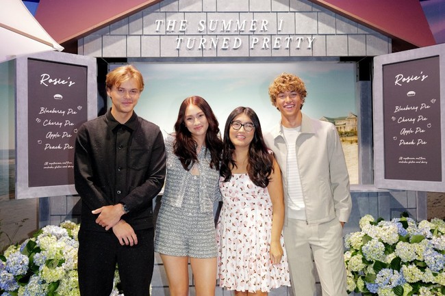 Membintangi The Summer I Turned Pretty hingga musim ketiga, Lola Tung tampil kompak dengan pemeran lainnya yaitu Christopher Briney (pemeran Conrad Fisher) dan Gavin Casalegno (pemeran Jeremiah Fisher) serta penulis novel trilogi, The Summer I Turned Pretty, Jenny Han. Foto: Dok. AFP, Instagram @lola.tung