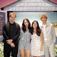 Membintangi The Summer I Turned Pretty hingga musim ketiga, Lola Tung tampil kompak dengan pemeran lainnya yaitu Christopher Briney (pemeran Conrad Fisher) dan Gavin Casalegno (pemeran Jeremiah Fisher) serta penulis novel trilogi, The Summer I Turned Pretty, Jenny Han. Foto: Dok. AFP, Instagram @lola.tung