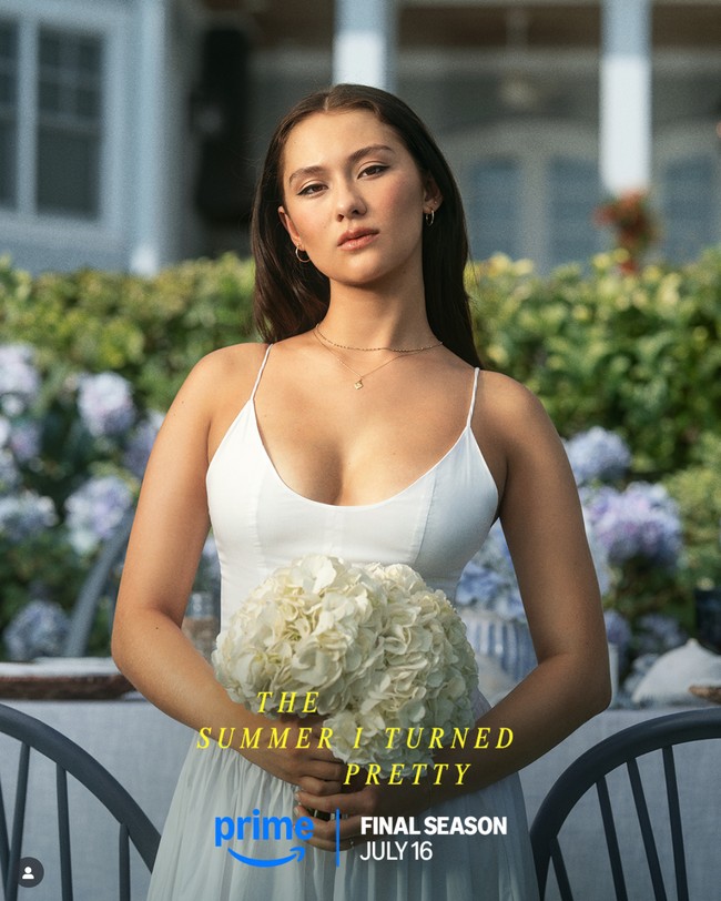 Lola Tung yang memerankan Belly sejak The Summer I Turned Pretty musim pertama tayang pada Juni 2022 lahir dan besar di New York City. Dia lahir dari ibu yang merupakan keturunan Tionghoa dan Swedia. Sementara ayahnya berasal dari keturunan Eropa Timur. Dengan perpaduan itu, Lola memiliki wajah unik yang mencuri perhatian. Foto: Dok. AFP, Instagram @lola.tung