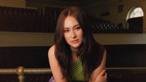 8 Foto Pesona Lola Tung, Gen Z Pemeran Belly di The Summer I Turned Pretty 3