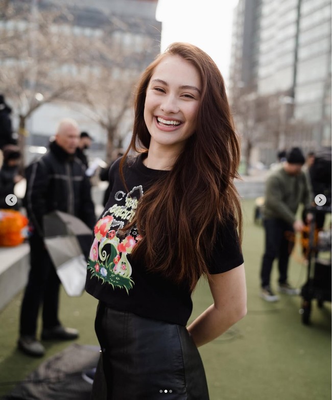 Kepeduliannya pada lingkungan membuat Lola Tung didapuk sebagai model Coachtopia, lini dari brand Coach yang produknya terbuat dari bahan-bahan ramah lingkungan. Foto: Dok. AFP, Instagram @lola.tung