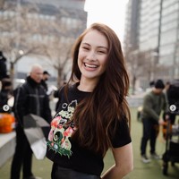 Kepeduliannya pada lingkungan membuat Lola Tung didapuk sebagai model Coachtopia, lini dari brand Coach yang produknya terbuat dari bahan-bahan ramah lingkungan. Foto: Dok. AFP, Instagram @lola.tung