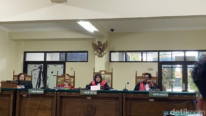 Majelis hakim persidangan kasus pembunuhan di PN Semarang, Rabu (16/7/2025).