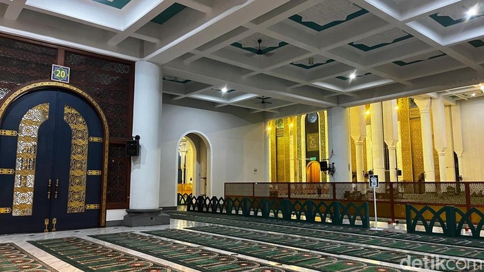 Masjid Agung Surabaya.