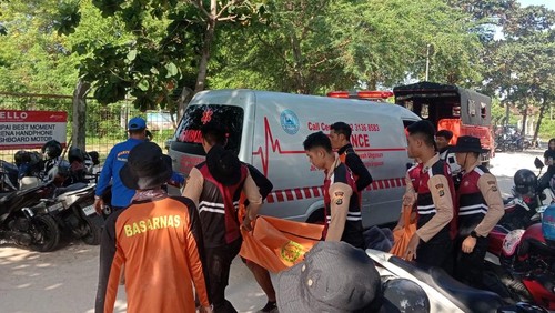 Evakuasi mayat hanyut di perairan Pantai Balangan.