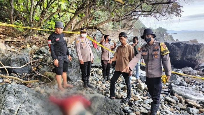 Mayat pria tanpa kepala ditemukan di pinggir pantai Tanggamus
