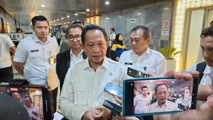 Mendagri Tito Karnavian di Kompleks Parlemen Senayan, Jakarta. (Adrial/detikcom)