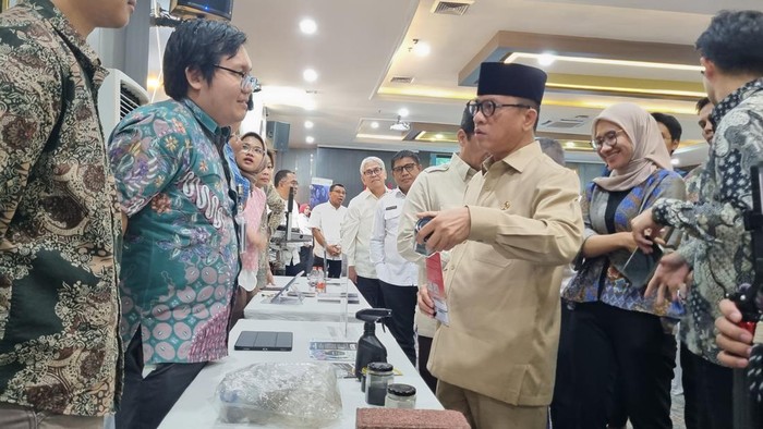 Mendes saat mengecek hasil inovasi dalam pameran start up di Kemendes (Taufiq/detikcom)
