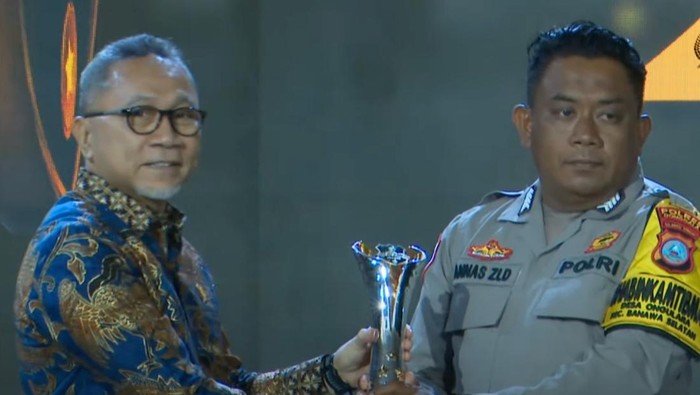 Menko Pangan Zulkifli Hasan (Zulhas) menghadiri malam puncak Hoegeng Awards 2025 dan menyerahkan trofi ke salah satu penerima Hoegeng Awards 2025. (dok detikcom)