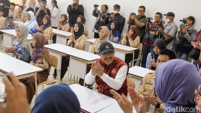 Menteri Sosial (Mensos) Saifullah Yusuf atau Gus Ipul saat meninjau proses belajar mengajar di Sekolah Rakyat (SR) Kabupaten Sleman, Rabu (16/7/2025)